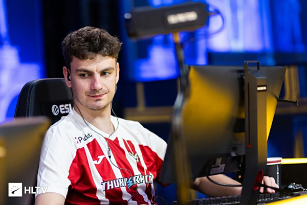 接替HUNDER，Heroic分析师Xizt在Major期间暂任主帅